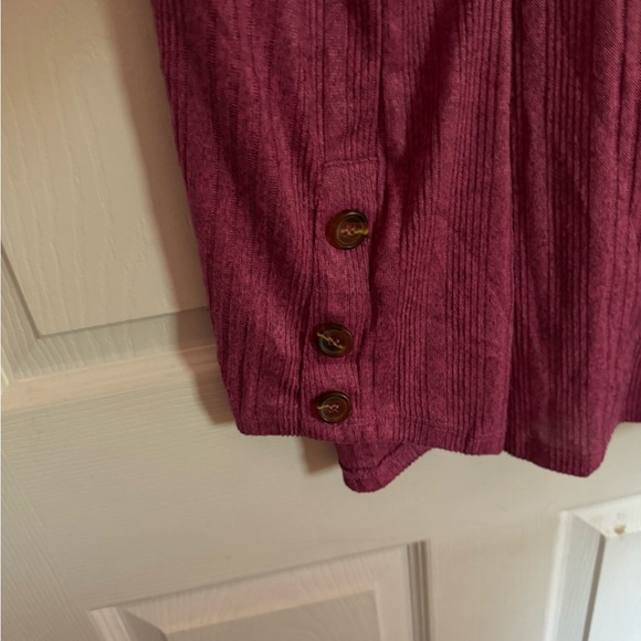 Plum colour pretty top - Picture 3 of 3